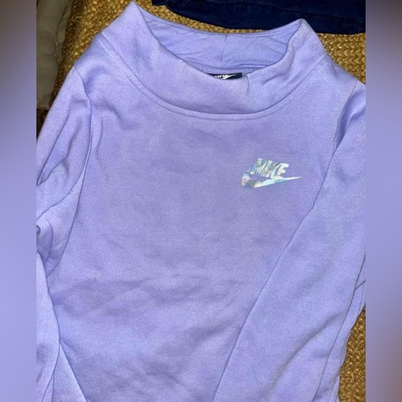 Nike.
Size large. - Picture 2 of 3